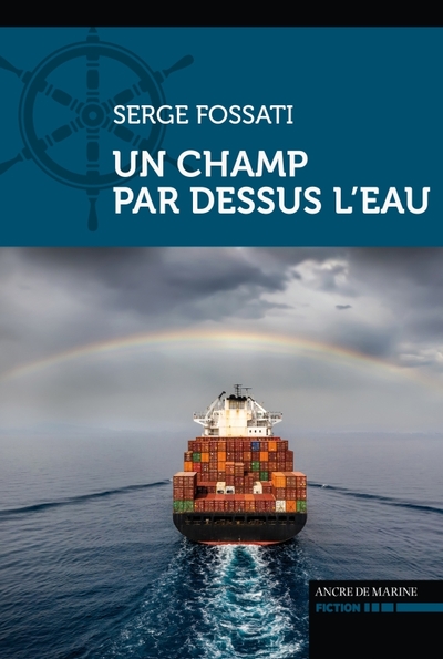 Un champ par dessus l'eau