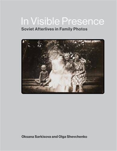 In Visible Presence : Soviet Afterlives in Family Photos /anglais