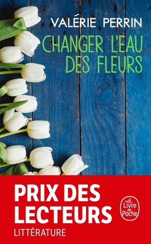 Changer l'eau des fleurs