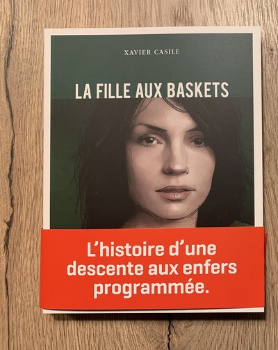 La fille aux baskets