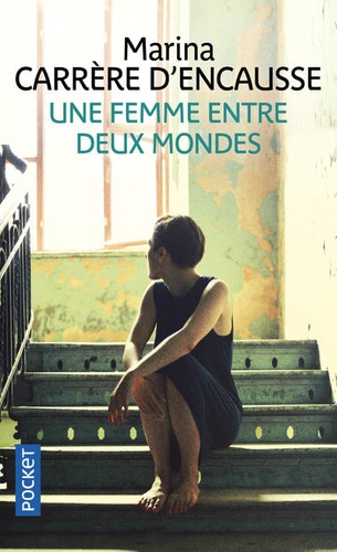 Une femme entre deux mondes / roman