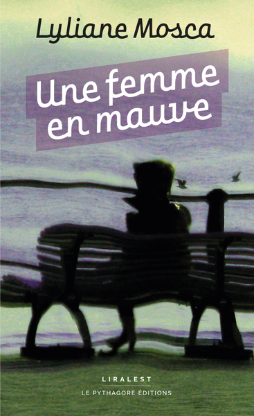 Une femme en mauve