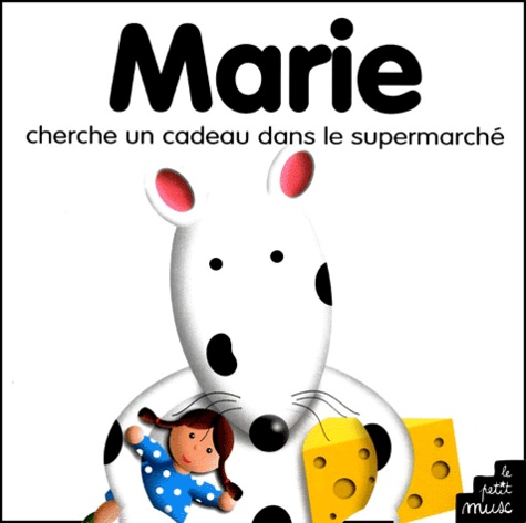 Marie cherche un cadeau dans le supermarché