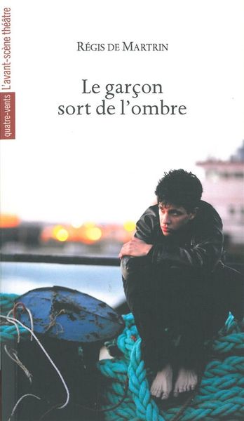 Le Garcon Sort de l'Ombre